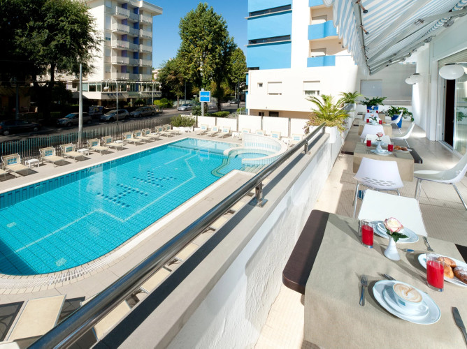 media.Hotel-Kursaal-Riccione_piscina